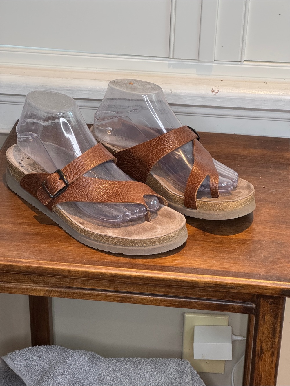 Mephisto Chestnut Brown Leather Cross-Strap Toe-Loop Sandals